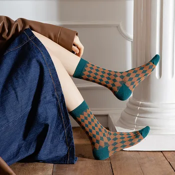 2021 Дамски чорапи, Модни Нови есенно-зимни памучни каре чорапи за екипажа Удобна Средната тръба за момичета Топло чист стил Casual Чорапи