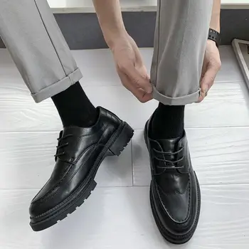 2021 Новата есенна мъжки обувки от изкуствена кожа, дантела с кръгла глава Удобна бизнес ежедневни обувки за шиене на Мъжки обувки на дебела подметка продава Добре AQ077