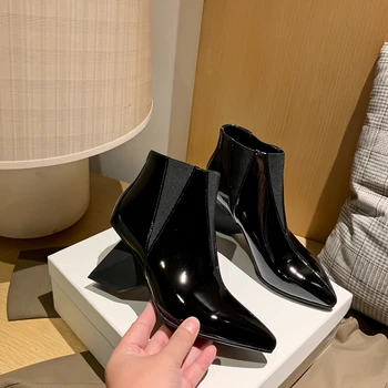 2021 Пролетно-есенна мода Плътен цвят Остър ток със специална форма Кожени обувки Martin Дамски къси ботуши 8 см, Черно, Сребристо-червен