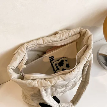2022 Зимни брандираната стеганая мека Голяма чанта-тоут Луксозна дизайнерска дамска чанта Lady Меки топли чанти за рамо с окачване