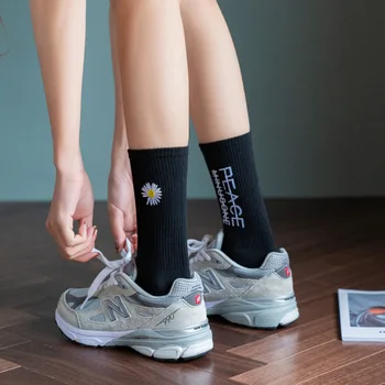 Ins Ретро Стил Дамски чорапи за екипажа на Нов тренд Цветя маргаритки с принтом Черни Чорапи за двойки, за най-Високо качество Модерен памучни Чорапи Новост