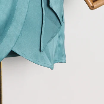 TWOTWINSTYLE минималистичное однотонное мини - рокля за жени с V-образно деколте и дълъг ръкав с висока талия от дантела Рокля за отслабване Дамска мода есен 2021