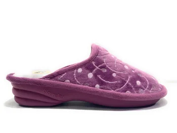 Дамски домашни туфелька BIORELAX лилаво цвят на ниски танкетке, изработени от изключително меки текстилни материали и неплъзгащи гумени подметки с антигравитационной инсталацията.