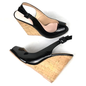 Дамски летни сандали на танкетке с отворени пръсти Обувки на висок ток с каишка и катарама на ремешке Дамски ежедневни обувки черен цвят лакированного