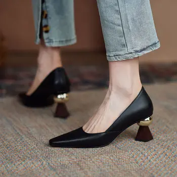 Дамски обувки-лодка ръчно изработени от бежовата кожа с остри пръсти,, Тристаен стилен офис женска работна обувки, 6 см, странни обувки на високи токове на обувки с високи токчета