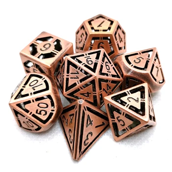 Комплекти метални кухи кубчета се използват в настолни игри Dungeons & Dragons