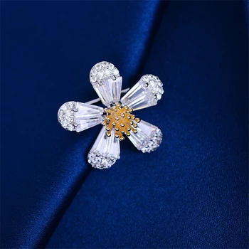 корейски Сладък Мини Златен Сребърен цвят Брошки с маргаритками Игли за жени Ежедневни риза Вечерна рокля 2021 Нова Креативна Малка брошка цвете