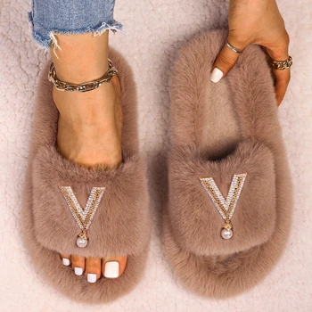 Пухкави Дамски чехли Перлени реколта букви от метал V Декор Пухкави Елегантни сандали дамски на слайдове от изкуствена кожа Луксозен дизайнерски обувки 2021