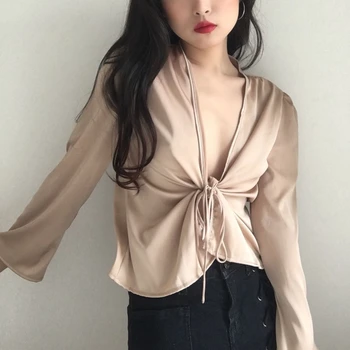 Съкратен топ с дълъг ръкав жилетка дамски потници и блузи секси черни реколта корейски ризи за жени модерен сатен топ с връзка отпред